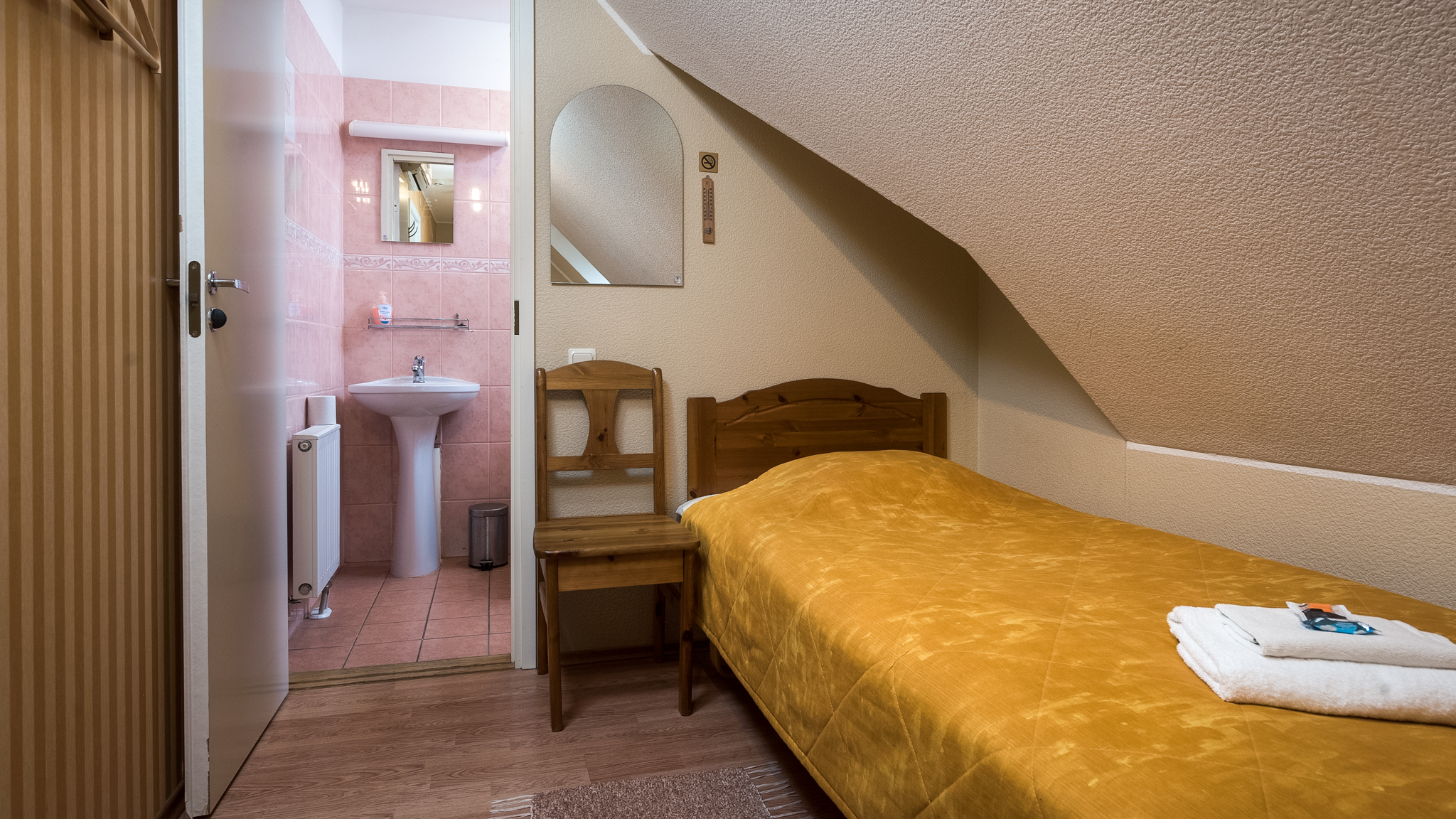 BUDGET TWIN ROOM TWO SINGLE BEDS (start from 25€/night)